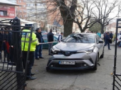 Директор школы на автомобиле врезалась в толпу детей и родителей: много жертв