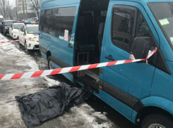 Убийство на остановке: парень расправился с мужчиной, который помешал ему сесть без очереди