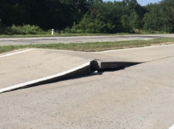 Аномальная жара подняла бетон на трассе в Молдове