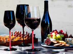 Ученые обвинили производителей посуды в том, что люди стали пить больше вина 