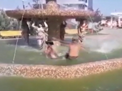 «Оккупацию» детьми главного фонтана Гагаузии при температурном рекорде сняли на видео