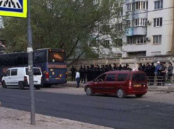 «Камни летели во всех людей»: атаку автобуса фанатов «Зимбру» сняли на видео