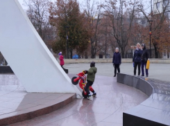 Афганский мемориал в Кишиневе - свастики, непристойные граффити и не смотрящие за детьми родители