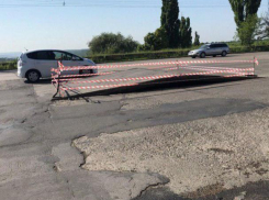 Столичные дороги продолжают удивлять: на Хынчештском шоссе вздыбился кусок асфальта