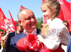 «Хороший признак» увидел президент Молдовы, возглавивший колонну первомайского шествия