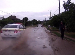 Полицейская машина окатила грязью мужчину в Молдове и попала на видео 