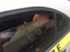 Полицейский, уснувший во время визита премьера Румынии, имеет скандальную репутацию