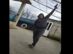 Юный дерзкий «гангстер» устроил не умное шоу с пальбой для Tik-Tok
