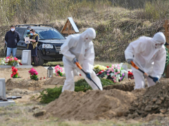 Ковидный гроб, носильщики в защитных костюмах и я одна на кладбище. Такие похороны заслужил мой папа? - пронзительная история женщины, потерявшей отца 