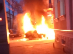 Автомобиль, охваченный огнем в центре Кишинева, сняли на видео