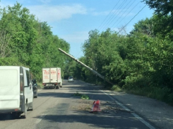Искореженный автомобиль и пугающе накренившийся столб при ДТП в Кишиневе сняли на видео