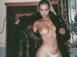 Сексуальную провокацию Ким Кардашьян с обнаженной грудью осудили поклонники