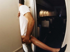 Острый приступ желания вынудил туристов заняться сексом в туалете самолета: пришлось выламывать дверь