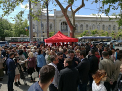 Сотни жителей Кишинева атаковали палатку для сбора подписей в пользу отставки Киртоакэ