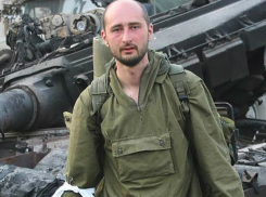 Киллер застрелил в киевском подъезде известного российского журналиста: жена увидела его в луже крови