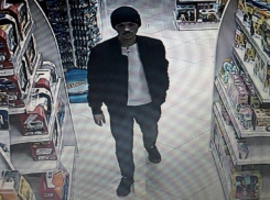 Хмурый человек в шапочке украл телефон кассира в Кишиневе