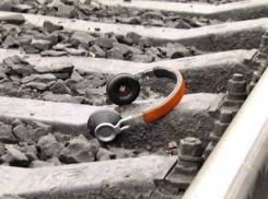 Поезд насмерть сбил юношу, который слушал музыку в наушниках