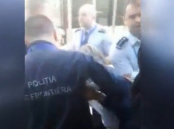 Скандал в столичном аэропорту: женщину силой сняли с рейса