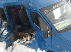 Две женщины и мужчина пострадали в жестком столкновении микроавтобуса с легковушкой под Рыбницей