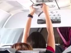 Девушка высушила трусы под вентилятором в самолете на виду у пассажиров: забавное видео