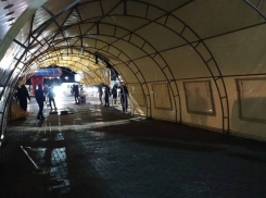 Толпа ожидающих у аэропорта сможет прятаться от ветров в палатках у входа