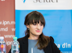 Андронаке: число женщин в политике резко возросло, но общество порицает их нахождение на руководящих должностях