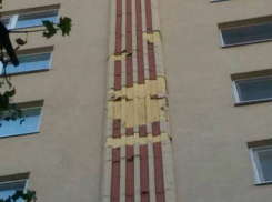 Разрушающаяся новая многоэтажка в столице разбила автомобили и стала смертельно опасной для жильцов