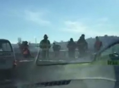 Весеннее обострение: спецоперация по спасению парня на виадуке попала на видео