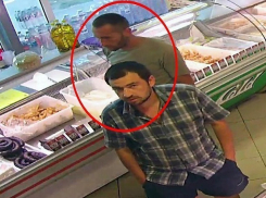 Ограбившие магазин в Кишиневе небритые бандиты в шортах попали на видео