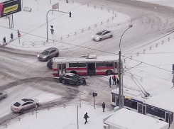 Столкновение троллейбуса с легковым автомобилем произошло на Чеканах