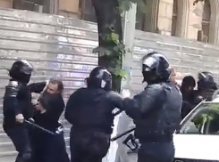 Забавная драка священника с полицейскими, охранявшими геев в Кишиневе, попала на видео 
