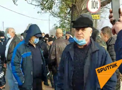 Депутаты-сандисты и братоубийцы в Варнице разворачивают чужие машины и записывают их номера