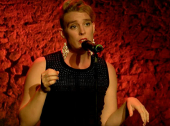 Французская певица погибла на своем концерте в церкви от удара током