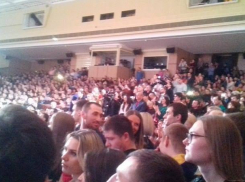 LIVE! Зал, в котором проходит встреча молдавских мигрантов в Москве с Додоном, едва вмещает всех желающих 