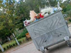Учителя из Комрата выбросили цветы на помойку