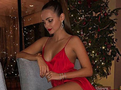 Соблазнительные прелести секс-бомбы Ксении Дели обнажило неприличное «рождественское» платье