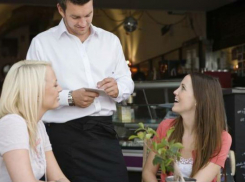 Румынский ресторан строго наказали из-за молодых мужчин и женщин из Молдовы 