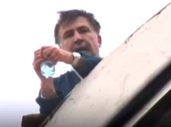 Кричавшего Саакашвили сняли с крыши: бойню с выстрелами у дома скандального политика сняли на видео