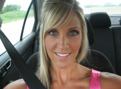 Красавица-блондинка отправляла мальчикам «голые» фото и занималась с ними сексом в автомобиле