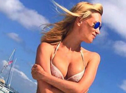 Соблазнительными формами в бикини похвасталась Олеся Судзиловская