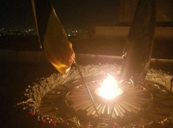 В Вечный огонь воткнули флаги Украины и ветеранов войны в Донбассе для отпугивания националистов