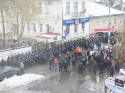 Офис Демпартии окружили сотни полицейских 