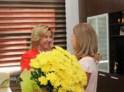 Огромным букетом встретила первую леди Молдовы глава Гагаузии