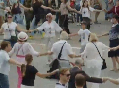 На ПВНС пляшут и веселятся без масок и полностью игнорируя социальную дистанцию