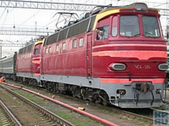 Ребенок был обуглен: взобравшегося на крышу электрички мальчика убило током