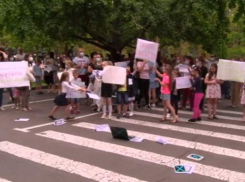 Родители протестуют против решения НЧКОЗ, ограничивающего доступ учащихся к качественному обучению 