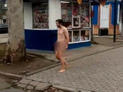 Голый мужчина разгуливает по Кишиневу