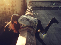 Прохожие спасли 12-летнюю девочку, которая пыталась спрыгнуть с крыши высотки в Кишиневе 