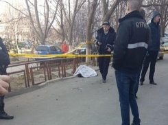 В Кишинёве мужчина упал с 13-го этажа, полиция устанавливает личность погибшего