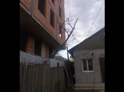 Застройщик строит многоэтажку в паре метров от частного дома, соседи в отчаянии